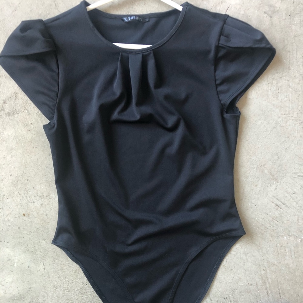 Short cap sleeve bodysuit